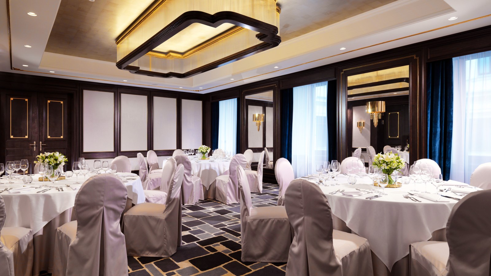 Wedding in stunning Art Deco interiors